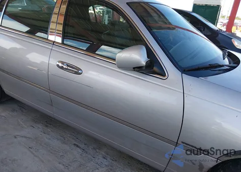 2000 Lincoln Town Car Signature z USA, uszkodzony, nr VIN 1LNHM82WXYY903160